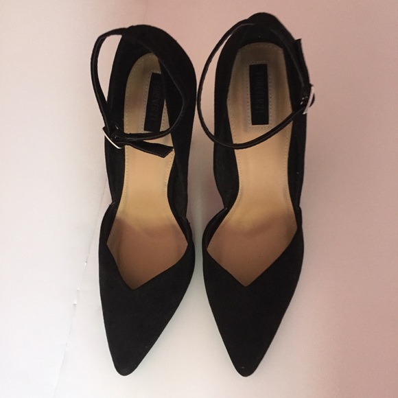 Black Pointed Toe Pumps - Picture 3 of 5